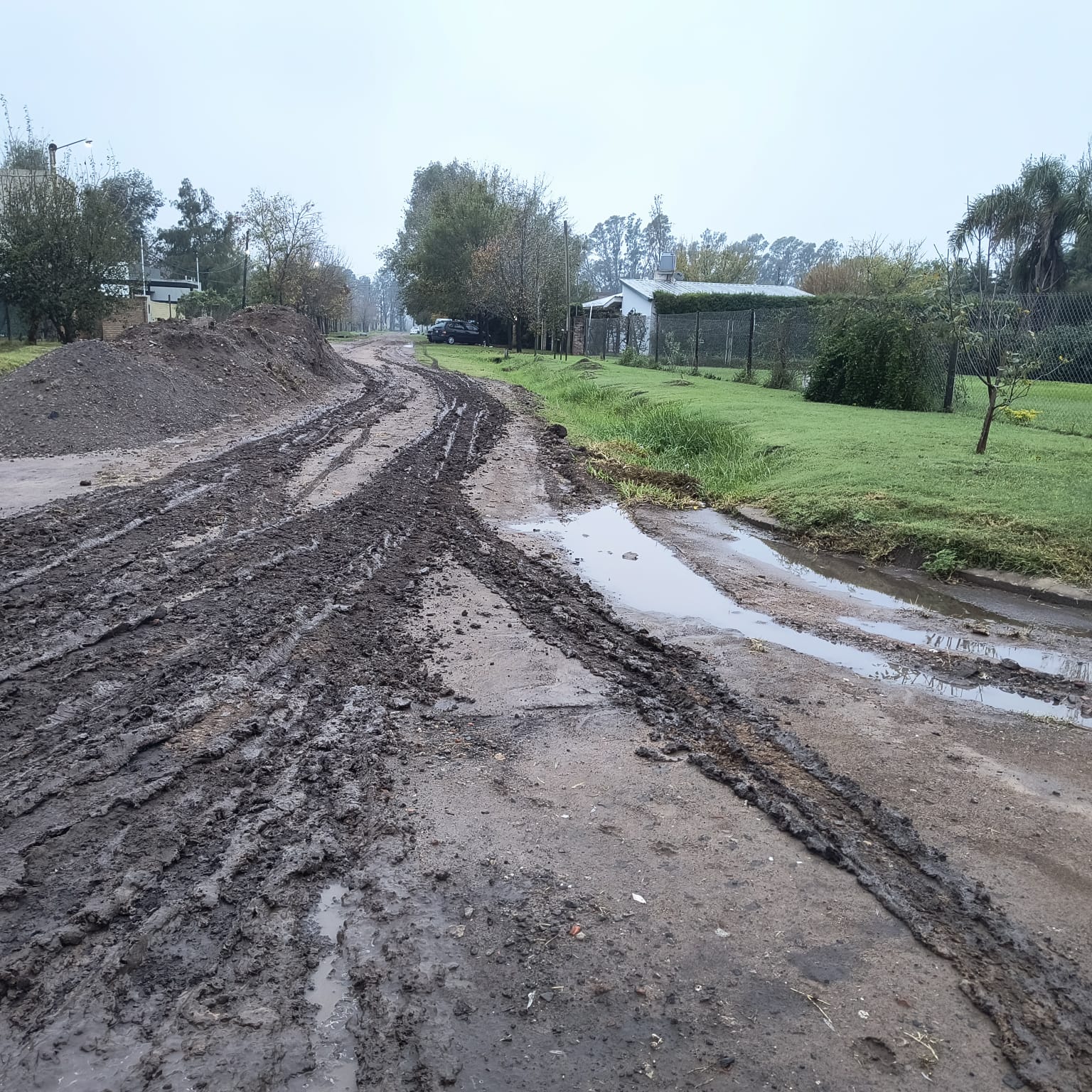 Atrapados en el barro: en Funes, dos autos quedaron atascados en la misma cuadra y ni la Muni pudo sacarlos 